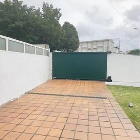 別荘 Charming 3-bedroom House In Trofa, Portugal トロファ