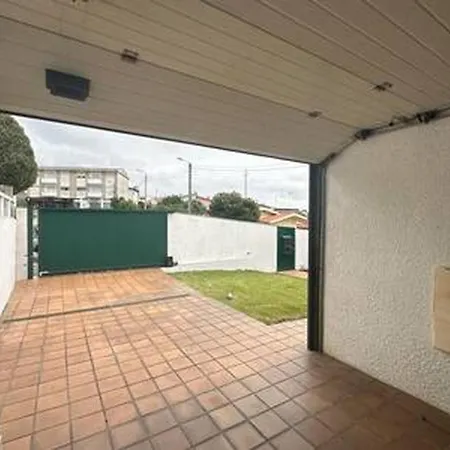 別荘 Charming 3-bedroom House In Trofa, Portugal トロファ